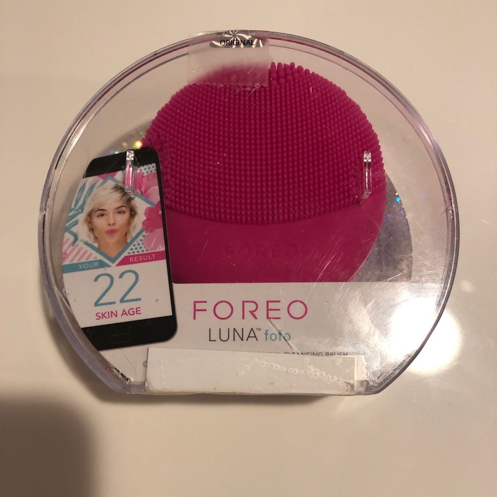 Foreo Luna face cleaner.